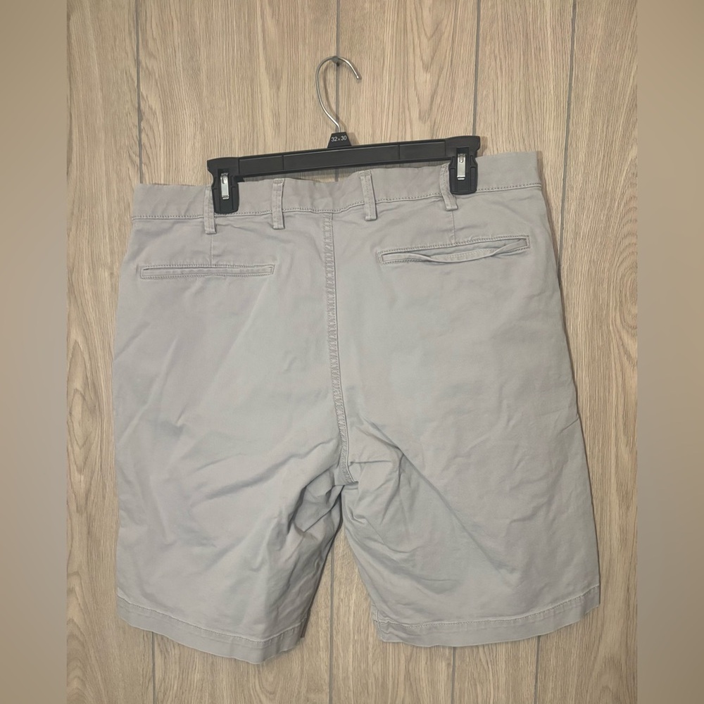 GAP Men's Light Gray Flat Front Chino Shorts - Picture 3 of 4
